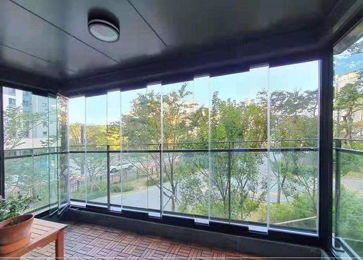 S28 Frameless folding glass wall